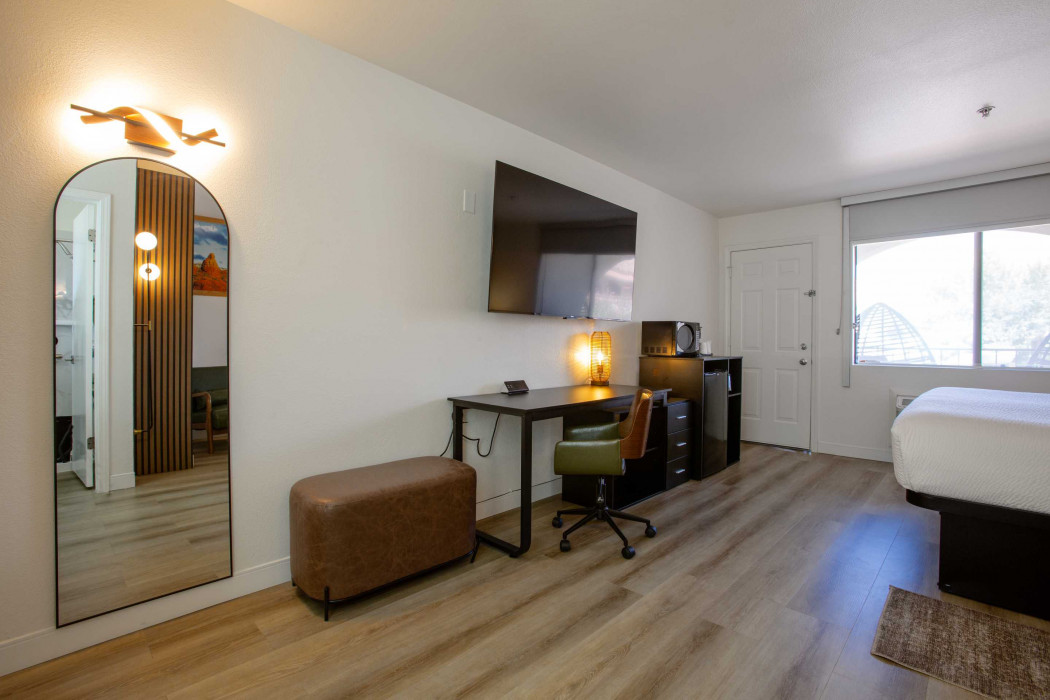Deluxe King Room Mountain View