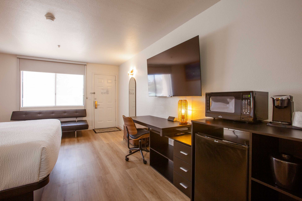 Deluxe King Bed with Futon Sleeper